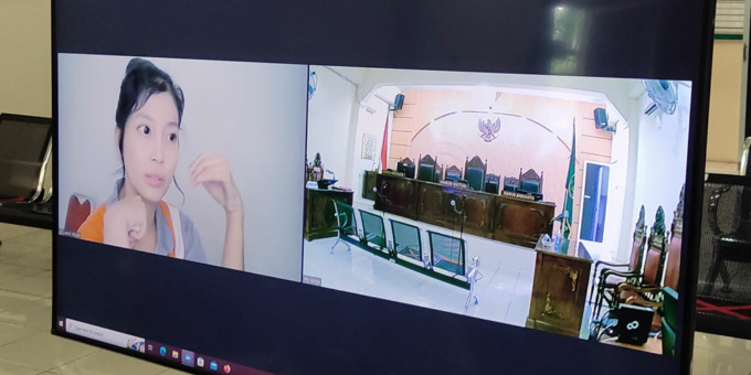 TUNTUTAN: Terdakwa Siska Maulida Ginting saat menjalani sidang mendengar agenda tuntutan dari JPU Benny Surbakti di PN Binjai, Kamis.