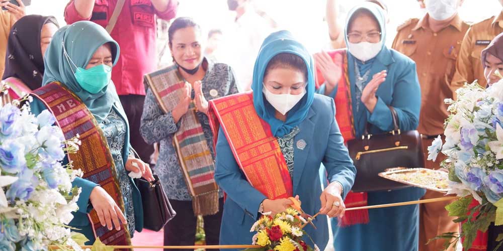 RESMIKAN: Ketua PKK Deliserdang meresmikan PKBM Air Langit Kecamatan Namorambe.BATARA/SUMUT POS.