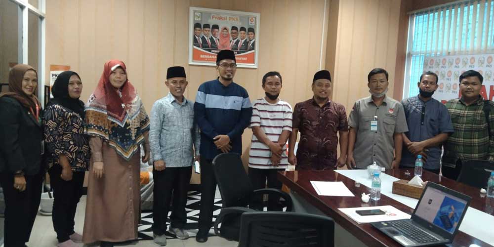 MENGADU: PKL di Jalan Panglima Denai saat mengadu ke Fraksi PKS DPRD Medan, Senin (25/7). markus/sumutpos.