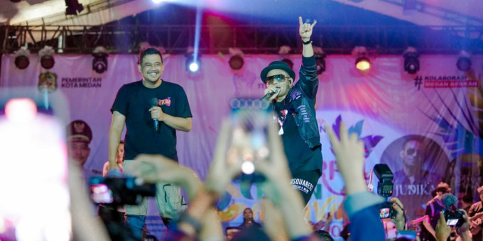 MANGGUNG BERSAMA: Wali Kota Medan Bobby Nasution manggung bersama artis ibu kota Judika saat memeriahkan acara perayaan Hari Ulang Tahun ke-432 Kota Medan (1/7) malam lalu.