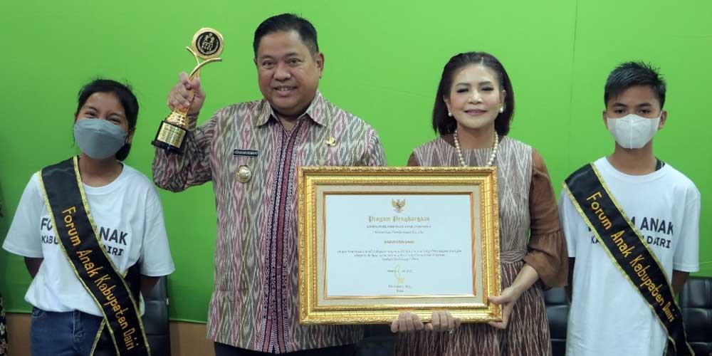 PENGHARGAAN: Bupati Dairi, Eddy KA Berutu didampingi Ketua TP PKK, Ny Romy Mariani Simarmata bersama forum anak diabadikan bersama piagam pengharagaan dari KPAI.