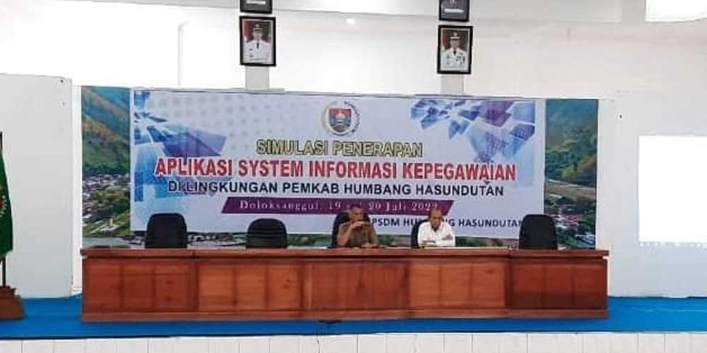 PEMBUKAAN:  Asisten Pemerintahaan dan Kesra Makden Sihombing didampingi Plt Kepala BKPSDM John Harry Marbun membuka simulasi penerapan aplikasi system informasi kepegawaian (SIMPEG) tahun 2022 di aula Hutamas Perkantoran Tano Tubu, Selasa (19/7).