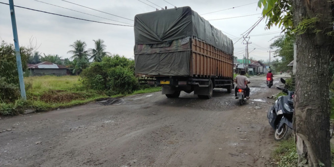 MELINTAS: Truk saat melintas di Jalan Umar Baki, Kelurahan Payaroba, Binjai Barat, baru baru ini. Teddy Akbari/Sumut Pos.