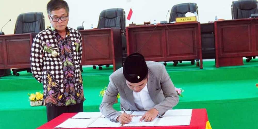 TEKEN: Ketua DPRD Nisel Elisati Halawa, didampingi Bupati Nisel Hilarius Duha, saat menandatangani nota persetujuan Perda Pertanggungjawaban APBD Nisel TA 2021, belum lama ini.