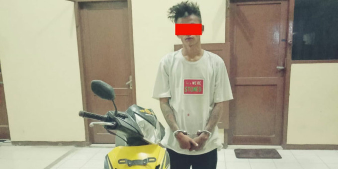 DIPAPARKAN: Tersangka pencuri kendaraan bermotor beserta barang bukti dipaparkan Polsek Prapatjanji Asahan, kemarin.