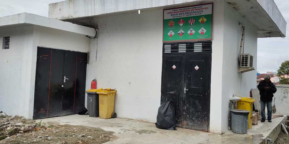 SALAHI ATURAN: Bangunan Tempat Penyimpanan Sementara (TPS) Limbah Bahan Berbahaya dan Beracun (B3) di RSUD Doloksanggul, hanya berjarak lebih kurang 20 meter dari Laboratorium PCR.Deddy Simbolon/Sumut Pos.