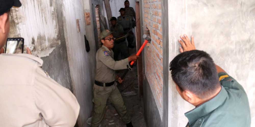 DITINDAK: Personel Satpol PP saat melakukan penindakan terhadap salah satu bangunan tanpa IMB di Kota Medan, beberapa waktu lalu. Sampai saat ini banyak bangunan tanpa IMB di Kota Medan.
