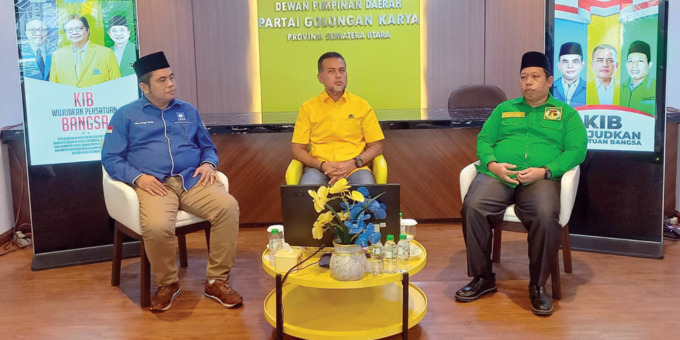 KONSOLIDASI: Ketua DPD Golkar Sumut Musa Rajekshah, Ketua DPW PPP Sumut Jafaruddin Harahap dan Ketua DPD PAN Sumut, Ahmad Fauzan dan lainnya saat konsolidasi KIB di Kantor DPD Golkar Sumut, Rabu (29/6).BAGUS SYAHPUTRA/Sumut Pos.