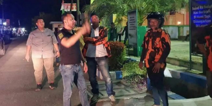 BUBARKAN TAWURAN: Polisi saat membubarkan tawuran di Kawasan Jalan Pasar 3 Datuk Kabu, Kecamatan Medan Tembung, Minggu (3/7) dini hari.