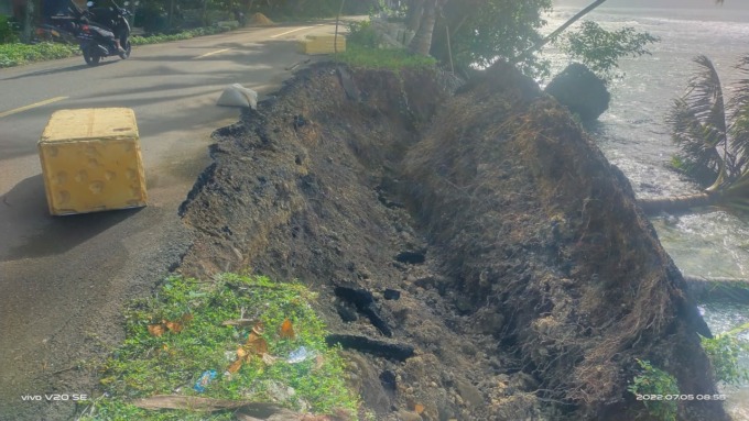 AMBLAS : Jalan Nasional Telukdalam - Kota Gunungsitoli amblas tepatnya di Kilometer 5 dekat Batu Atola Desa Bawoza,’ua Kecamatan Teluk Dalam.