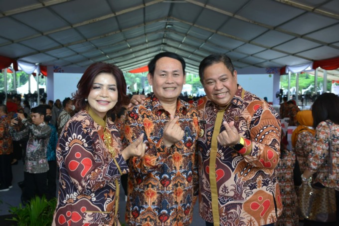 FOTO BERSAMA. Bupati Dairi, Eddy KA Berutu didampingi Ketua PKK berfoto saat mengikuti puncak peringatan Harganas di lapangan Merdeka, Medan, Kamis (7/7/2022).SUMUTPOS.CO/Komimfo