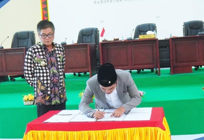 TANDA TANGAN- Ketua DPRD, Elisati Halawa menandatangani nota persetujuan Perda Pertanggungjawaban APBD Nisel TA 2021.