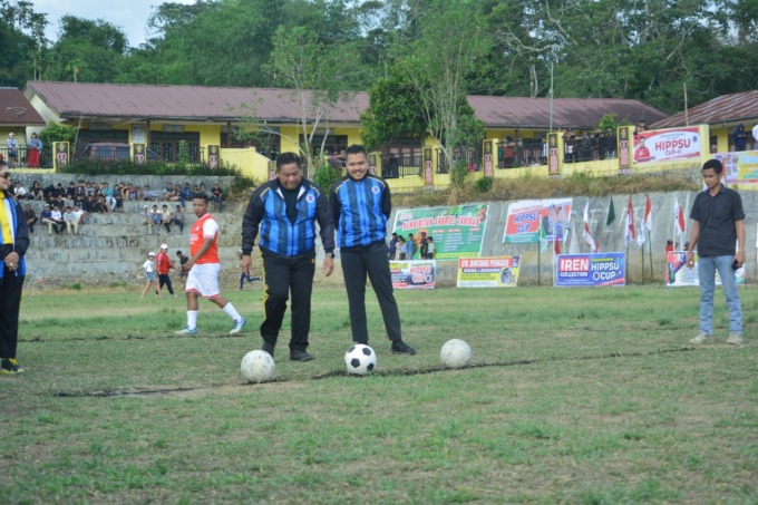 TENDANGAN PERDANA. Bupati Dairi, Eddy KA Berutu disaksikan Wabup, Jimmy AL Sihombing melakukan tendangan perdana pembukaan turnamen HIPPSU Cup II di lapangan Sumbul, Minggu (10/7/2022).SUMUTPOS.CO/ISTIMEWA.