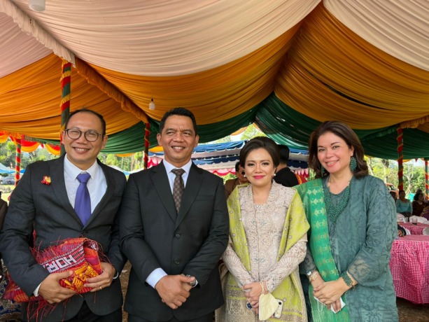 Kakor Binmas Baharkam Mabes Polri Irjen Pol Suwondo Nainggolan SIK MH (dua kiri) dan istri berpose bersama Valdesz Junianto Nainggolan dan istri usai diulosi sebagai Pomparan Nainggolan Lumban Tungkup Berprestasi di HUT ke-7 Menara Rumah Doa Nainggolan Lu