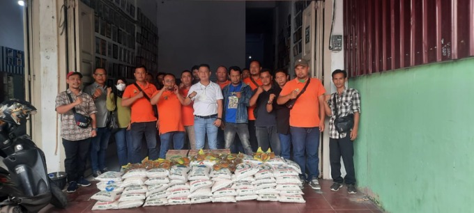 BERSAMA: Pengurus Pewarta foto bersama usai pembagian sembako di Sekretaria Pawarta Jalan Medan Area, Kamis (21/7).