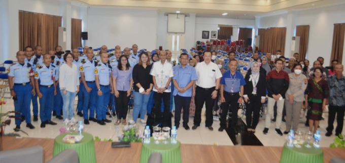 DEDDI MULIA PURBA POLITEKNIK AMI MEDAN: Ketua Dewan Pembina Yayasan Pendidikan Maritim Yuris Danilwan SE MSi PhD, Direktur PT Lintas Maritim Indonesia Wadiman bersama pimpinan Politeknik AMI Medan, taruna/taruni beserta orangtua penerima beasiswa ikatan d