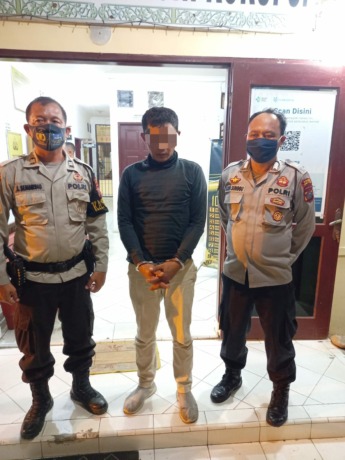 DIAMANKAN: Pelaku penggelapan sepeda motor, Ferdie Ginting diamankan ke Mapolsek Rambutan Resor Tebingtinggi.