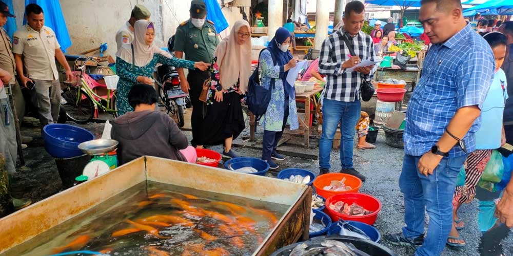 SIDAK: Tim Satgas Pangan Kota Tebingtinggi melakukan sidak ke pasar tradisional dan bulok pantau ketersedian sembako jelang Hari Raya Idul Adha.