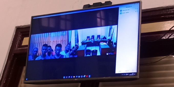SIDANG: Tujuh terdakwa kasus penganiaya tahanan Polrestabes Medan menjalani sidang dakwaan, Kamis (25/8).