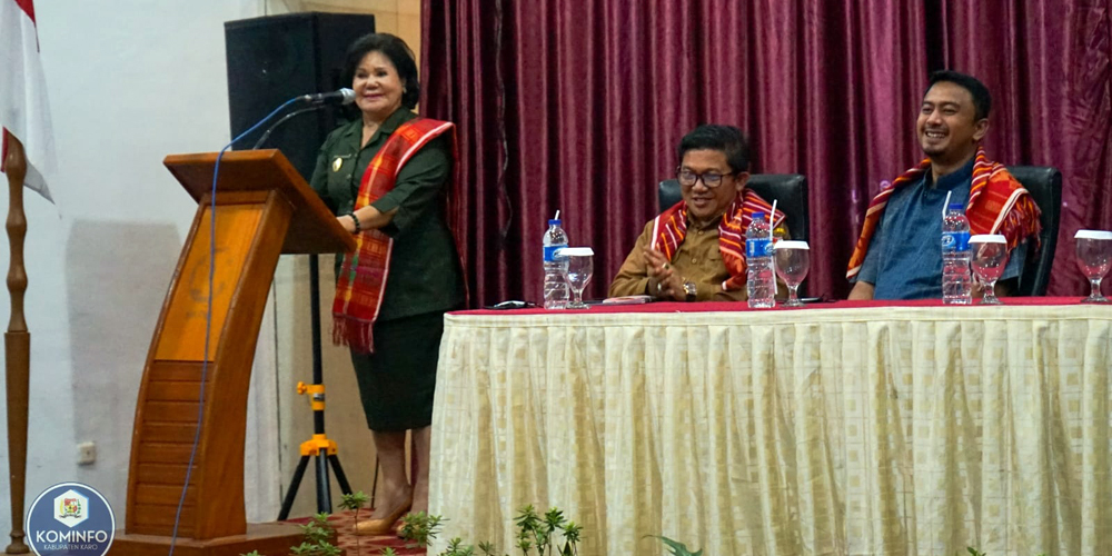 SEMINAR: Bupati Karo Cory S Sebayang menyampaikan kata sambutan dalam Seminar Adat Karo di Hotel Rudang Berastagi, Selasa (2/8).