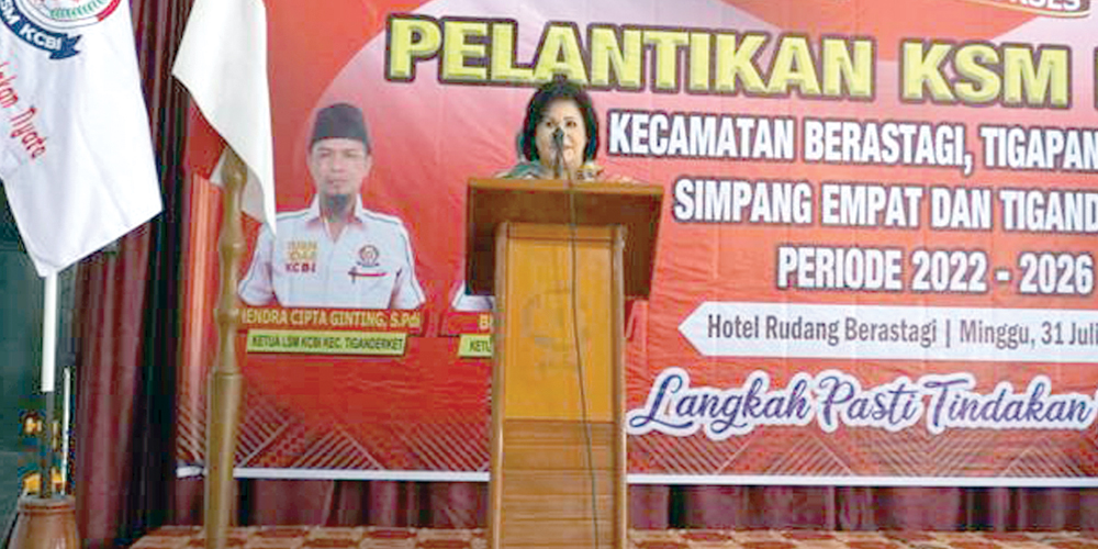 SAMBUTAN: Bupati Karo Cory Sebayang memberi kata sambutan dalam acara pelantikan.