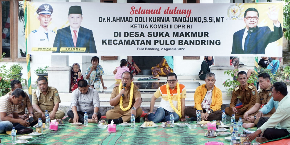 SILATURAHIM: Wakil Bupati Asahan dampingi Ketua Komisi II DPR RI bersilaturahim dengan warga Desa Sukamakmur Kecamatan Pulobandring, Kabupaten Asahan, Selasa (2/8).