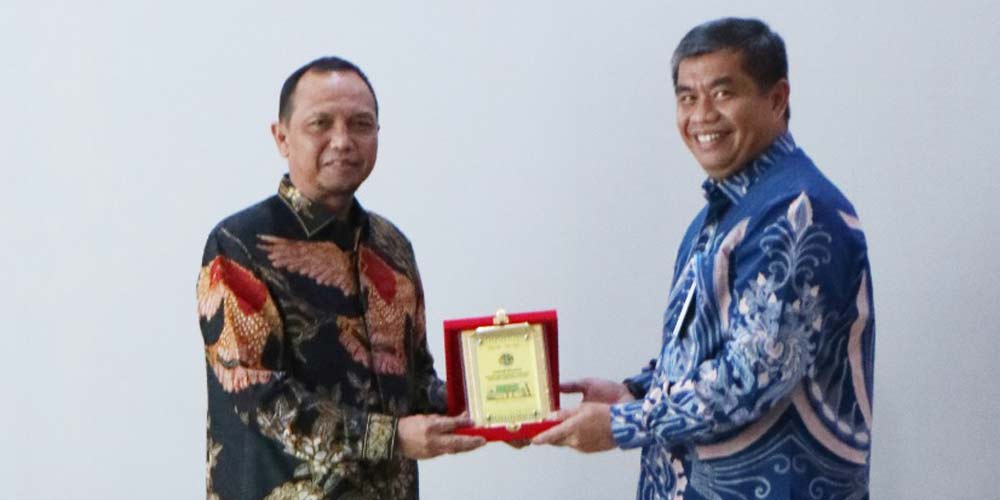 CENDERAMATA:GM PT PLN (Persero) UIP Sumbagut Octavianus Duha, memberikan cenderamata kepada Kepala BPN Sumut Askani.istimewa/sumutpos.