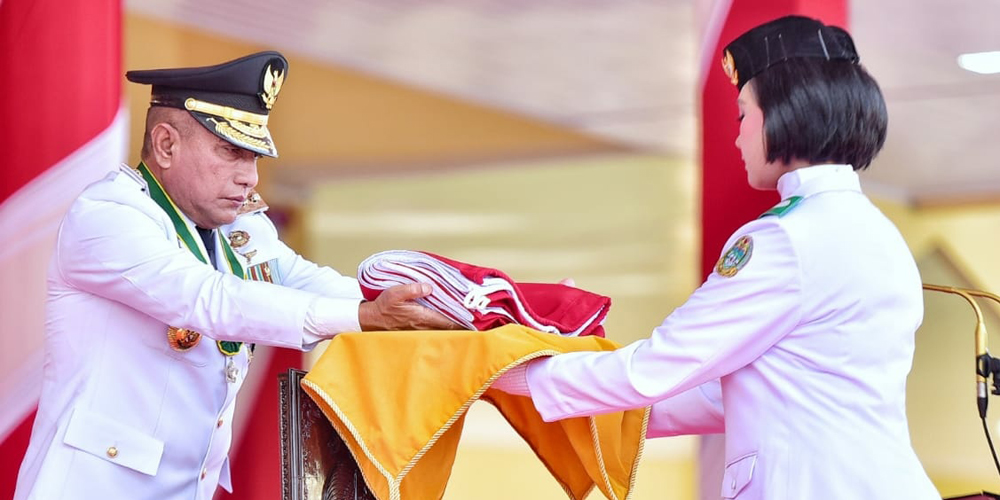 Humas Setwapres SERAHKAN: Gubsu Edy Rahmayadi menyerahkan Bendera Merah Putih kepada petugas Paskibra pembawa baki untuk dikibarkan, Rabu (17/8).