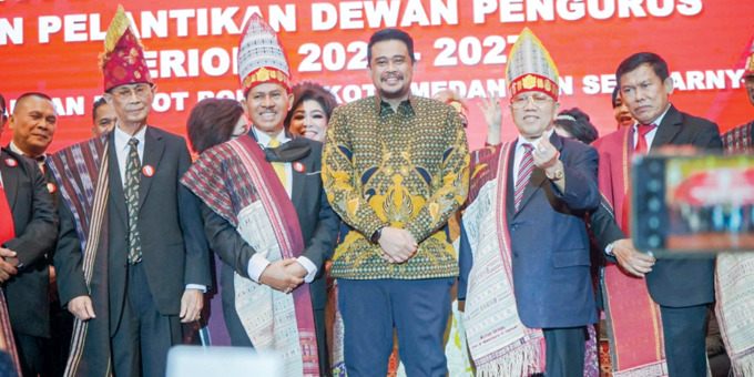 BERSAMA: Wali Kota Medan Bobby Nasution, foto bersama Ketua umum PPSD Siahaan Kota Medan Kombes Pol (P) Maruli Siahaan dan lainnya di acara HUT ke-70 PPSD Siahaan Dohot Boruna Kota Medan.istimewa/sumutpos.