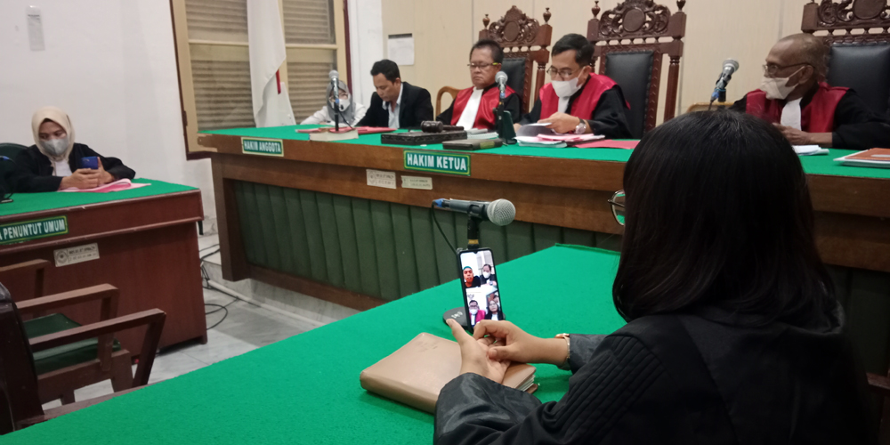 PUTUSAN: Hakim ketua Abdul Kadir (tengah) membacakan putusan terdakwa kurir sabu seberat 25 kg secara virtual di PN Medan, Selasa (2/8).