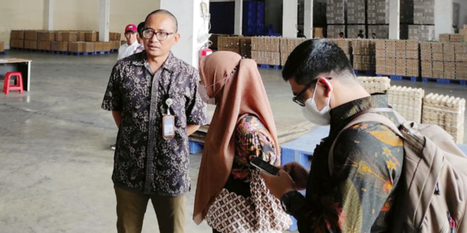 TINJAU: Kepala KPPU Kanwil 1 Kota Medan, Ridho Pamungkas, saat meninjau pasokan dan harga telur di tingkat peternakan ayam di Kabupaten Deliserdang.