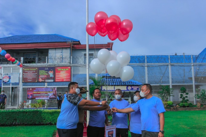 BALON: Plt Kalapas Binjai, Sahata Marlen Situngkir didampingi sejumlah pejabat utama melakukan pelepasan balon ke udara pertanda porseni dalam rangka menyambut HUT Kemerdekaan RI dan HDKD. (IST)