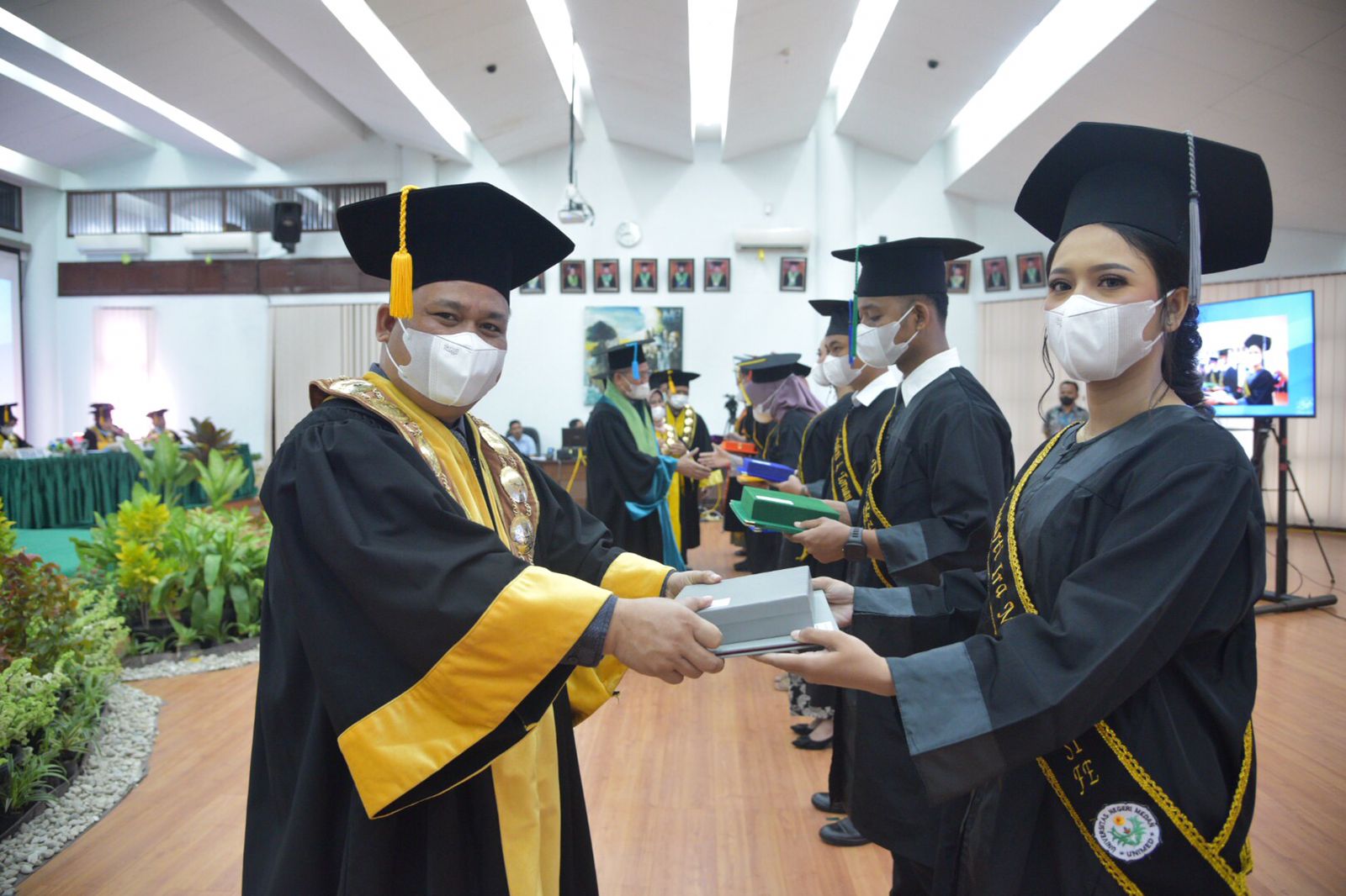 Rektor Unimed, Dr Syamsul Gultom saat memimpin langsung proses wisuda di gedung Biro Rektor Unimed.Ist/Sumut Pos