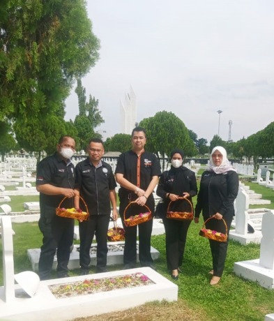 Indonesian Hotel General Manager Association (IHGMA) Sumut tabur bunga di Makam Pahlawan. Ist/Sumut Pos