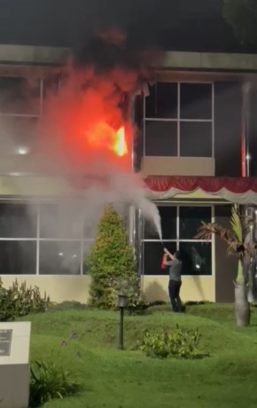 Petugas Ditreskrimsus Poldasu berupaya memadamkan api dengan racun api, Kamis (25/8). Istimewa/Sumut Pos