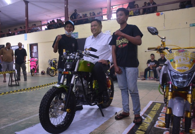 FOTO: Bupati Dairi, Eddy KA Berutu berfoto dengan peserta kontes sepeda motor di GOR Sidikalang, Minggu (28/8/2022).