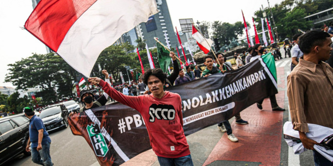 KURANG KOOPERATIF: Massa yang tergabung dalam Himpunan Mahasiswa Islam (HMI) menggelar aksi menolak rencana kenaikan harga BBM bersubsidi di kawasan Patung Kuda, Jakarta, Senin (29/8).