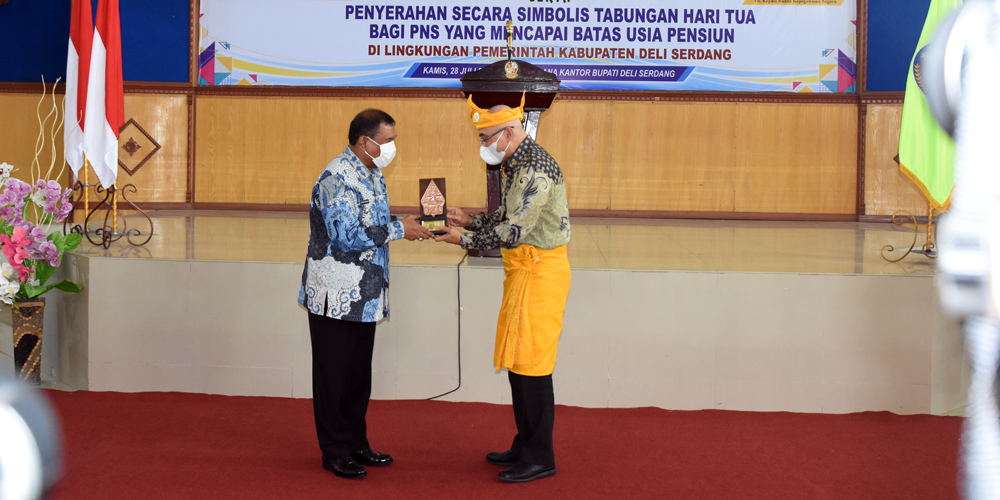 CENDERAMATA: Bupati Deliserdang Ashari Tambunan menyerahkan cenderamata kepada Kepala BKN RI,  Bima Haria Wibisana.
