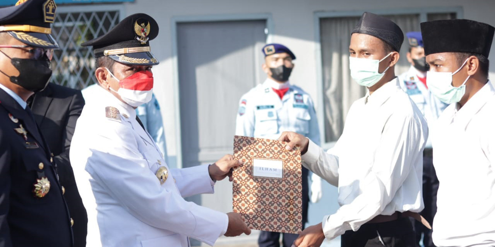 BERIKAN: Pj Wali Kota Tebingtinggi Muhammad Dimiyathi didampingi Kalapas Anton Setiawan memberikan keputusan surat remisi kepada warga binaan Lapas Klas II B Tebingtinggi.