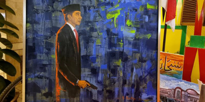 PEGANG PISTOL:  Lukisan Presiden Jokowi memegang pistol di pameran bertema  Freedom of Harmony di Hotel Grand Cempaka, Jakarta Pusat, Selasa (23/8).