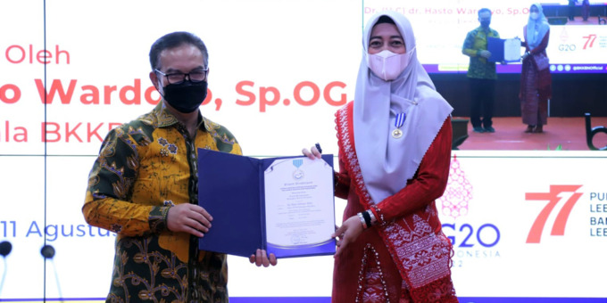TERIMA: Bupati Asahan menerima penghargaan Kabupaten Layak Anak kategori Pratama dari Kementerian Pemberdayaan Perempuan dan Perlindungan Anak.