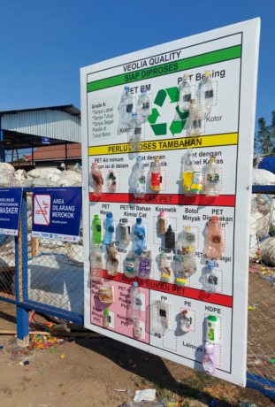 Foto: Dame Ambarita Papan petunjuk tentang jenis-jenis botol plastik kategori PET dan non PET di Bangoan Collection Center, Tulungagung, Jawa Timur. Dengan mempelajari papan petunjuk ini, penyortir mampu memilah sampah botol plastik sesuai kategorinya.