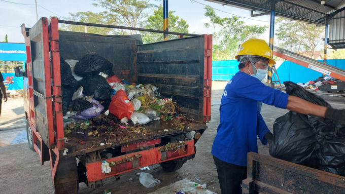 Foto: Dame Ambarita Pekerja menurunkan sampah dari pick up, yang didapat dari rumah-rumah warga di TPS3R ABI Martopuro Purwosari, Pasuruan, Jawa Timur, Rabu (20/7/2022).