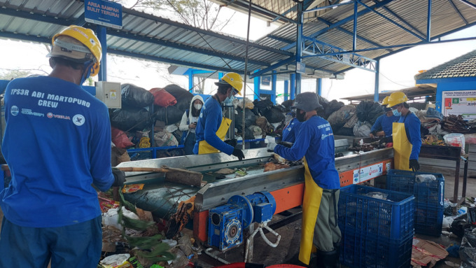 Foto: Dame Ambarita Para pekerja tengah melakukan pemilahan sampah yang didapat dari rumah-rumah warga di TPS3R ABI Martopuro Purwosari, Pasuruan, Jawa Timur, Rabu (20/7/2022).