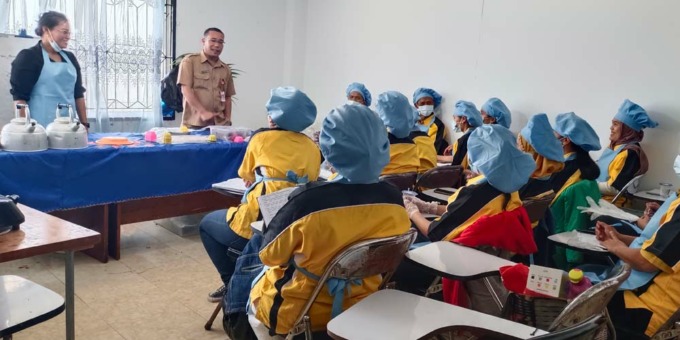 TINJAU: Plt Kepala Dinas Kopenaker Kabupaten Humbahas, Chiristison Marbun, saat meninjau pelatihan berbasis kompetensi yang diadakan pihaknya bekerja sama dengan BLK Medan.