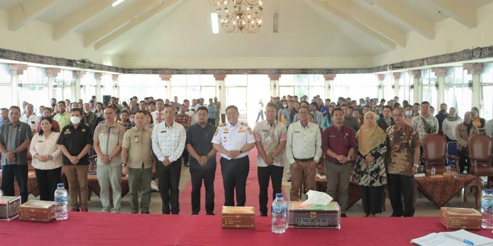 SOSIALISASI: Bupati Dairi, Eddy KA Berutu didampingi Kadispemdes, Bahagia Ginting narasumber dari Dispemdes Provsu dan peserta sosialisasi penyusunan profil Desa foto bersama di Gedung Balai Budaya Sidikalang, Jumat (5/8).