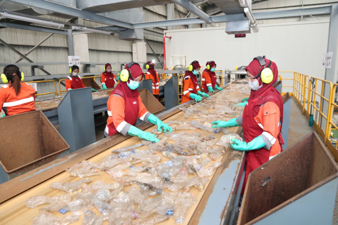 Foto: Istimewa Pekerja menyortir sampah botol plastik tipe PET, di pabrik PT. Veolia Services Indonesia   Jl. Rembang Industri Raya Kec. Rembang, Pasuruan, Jawa Timur. Di pabrik ini, sampah botol plastik diolah menjadi bijih plastik standar food grade.