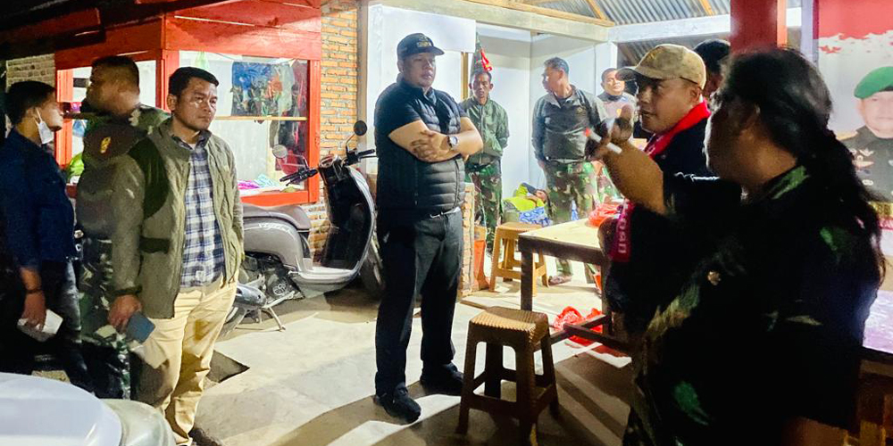 TINJAU: Bupati Samosir Vandiko Gultom, saat meninjau Posko Terpadu Operasi Kontijensi Aman Nusa 2, Jumat (12/8) malam.