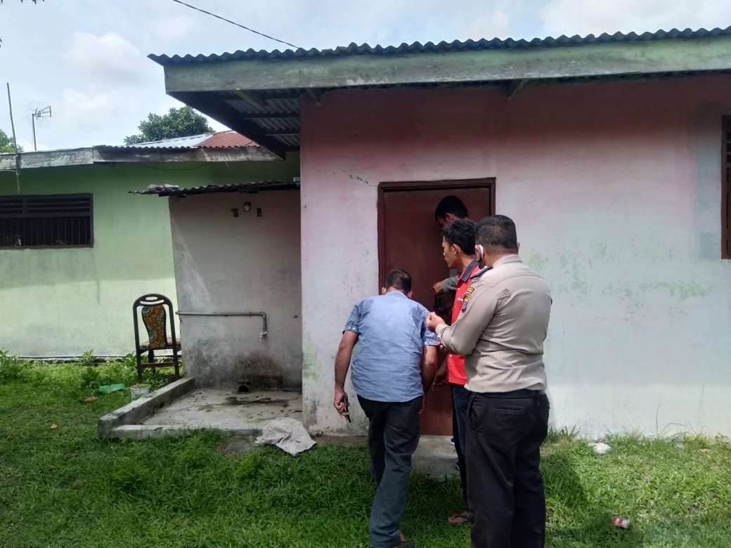 KEJADIAN: Personel Polsek Pagarmerbau saat olah tempat kejadian pencurian sepeda motor di Dusun Rahayu, Gang Rido, Desa Tanjung Mulia, Pagarmerbau, Deliserdang.