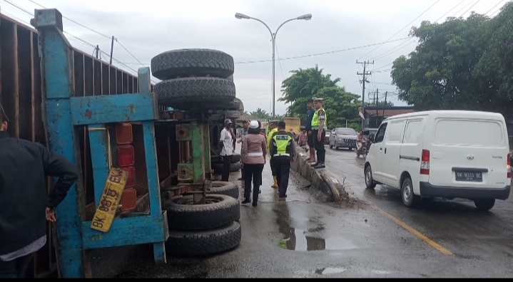 TERBALIK : Kondisi truk kontener BK 9468 DK yang di kemudikan Emo Utami terbalik di Jalinsum Tebingtinggi Kisaran tepatnya Jalan Soekarno Hatta Tebingtinggi.